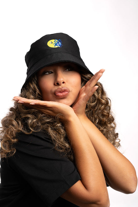Model Moon Face Bucket Hat
