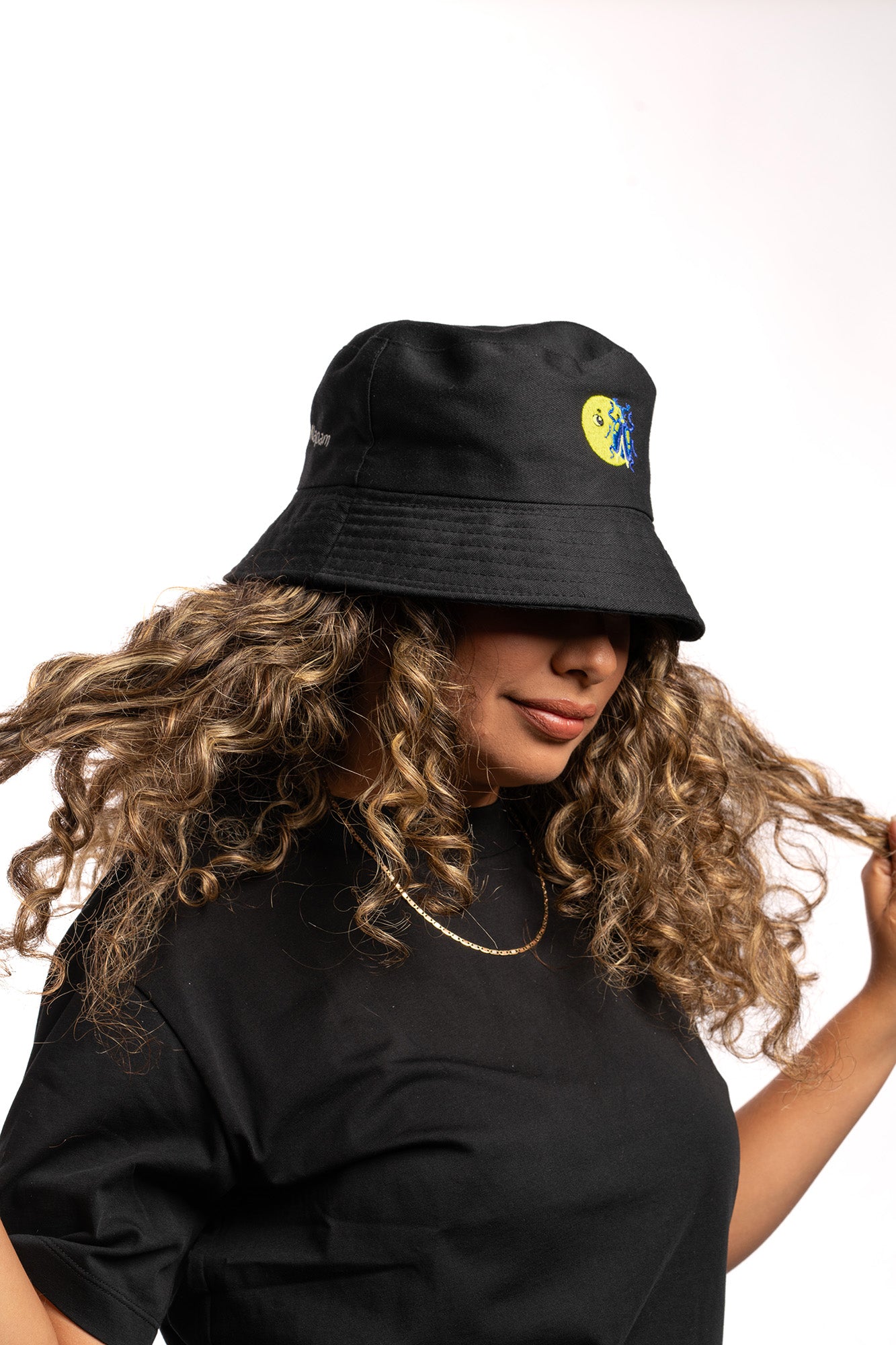 Model Moon Face bucket hat