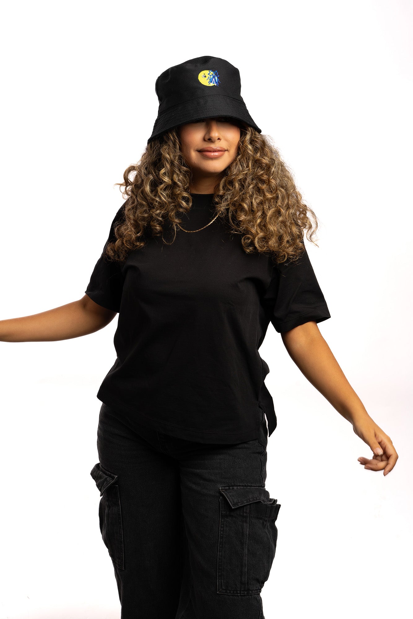 Model Moon Face Bucket Hat